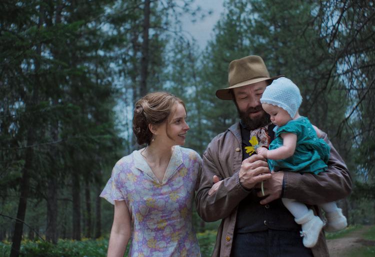 Gladys, Robert og Kate er en lykkelig lille familie, selv om tiderne er hårde. Foto fra filmen: Netflix. 