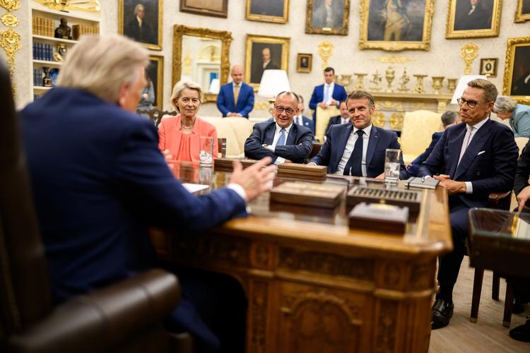 Det lignede lidt et møde med far, da flere europæiske topledere i august var på besøg i Det Hvide Hus hos Donald Trump. 
 Foto: Daniel Torok/Ritzau Scanpix