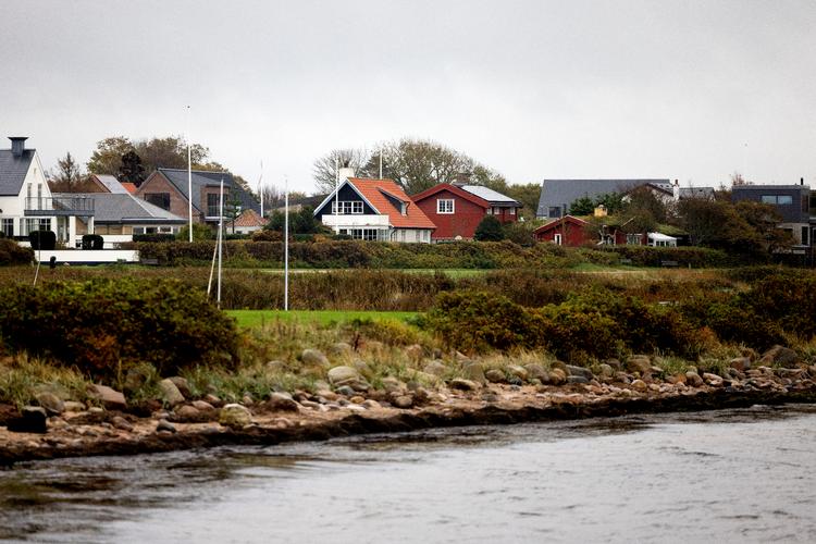 På disse grunde i Ringkøbing kan husenere rives ned og erstattes med rækkehuse eller huse på mindre grunde, mente Vurderingsstyrelsen. Og så blev grundværdierne fordoblet eller mere til. Det protesterede borgmesteren over. Arkivfoto. Arkivfoto: Finn Frandsen