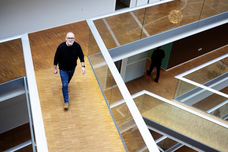 Claus Jørgensen var 64 år, da han 1. april blev ansat hos det rådgivende ingeniørfirma Rambøll. Han er en af de 50.000 borgere over 60 år, som har fået nyt job i 2025. Foto: Thomas Borberg