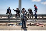 Migranter venter på at kunne krydse grænsen til Peru ved Chacalluta-overgangen i den chilenske by Arica. Foto: Ibar Silva/Ritzau Scanpix