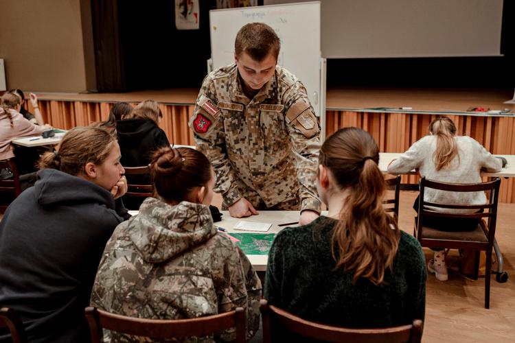 Til dagens lektion underviser instruktør Renate Seleckis i triangulering, som er en måde at måle områder f.eks. på et landkort ved at inddele det i trekanter. Foto: Josephine Quiñones Foto: Josephine Quinones