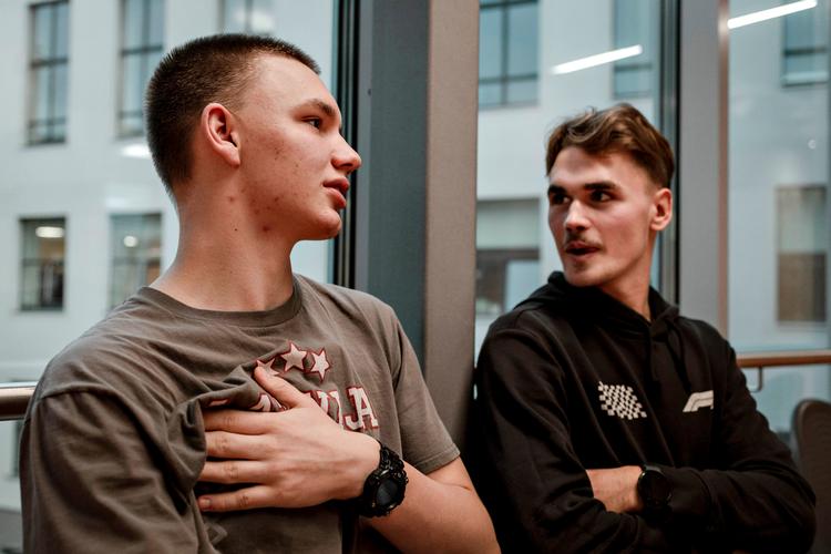 16-årige Ernests Kalniņš (t.v.) og 18-årige Martins Jaņņevics (t.h.) er begge meldt ind i ungdomsmilitærorganisationen, Jaunsardze.   Foto: Josephine Quinones