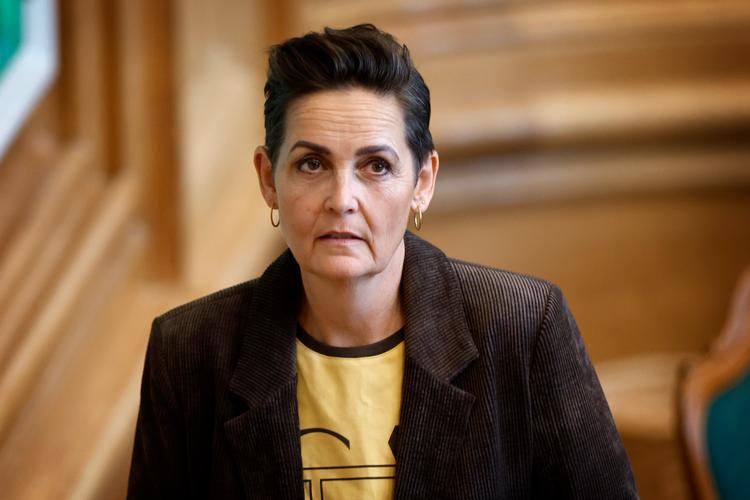 SF's partileder Pia Olsen Dyhr må se en politisk linedans for sig, hvor hun både skal tænke på sit partis regeringsambitioner og samtidig ikke kan gå ind i noget, der er for blåt. »Vi skal være garanten for en rød regering«, siger hun. Arkivfoto:  Jens Dresling