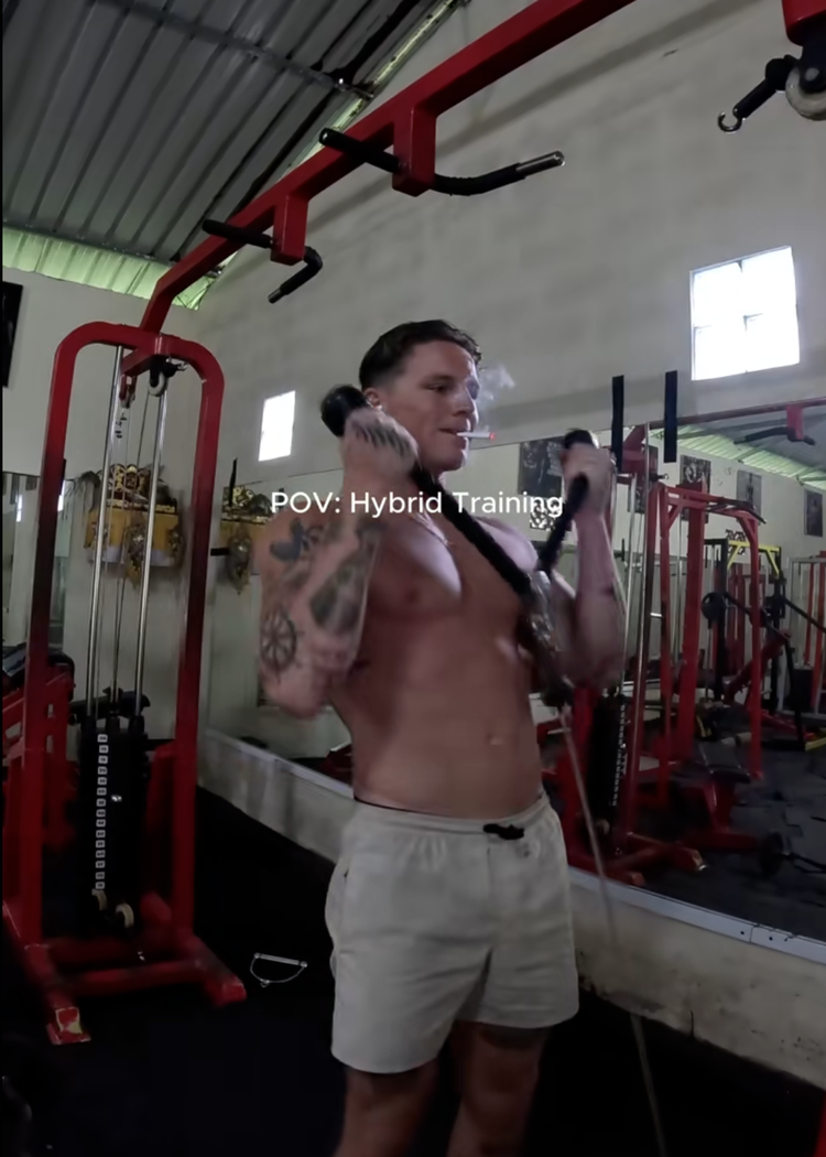 SoMe-profilen Conor Western er en af dem, der har været med til at modificere termen hybridatlet. På både TikTok og Instagram har hans videoer, hvor han træner og ryger, fået millioner af visninger og et hav af kommentarer. Screendump fra TikTok 