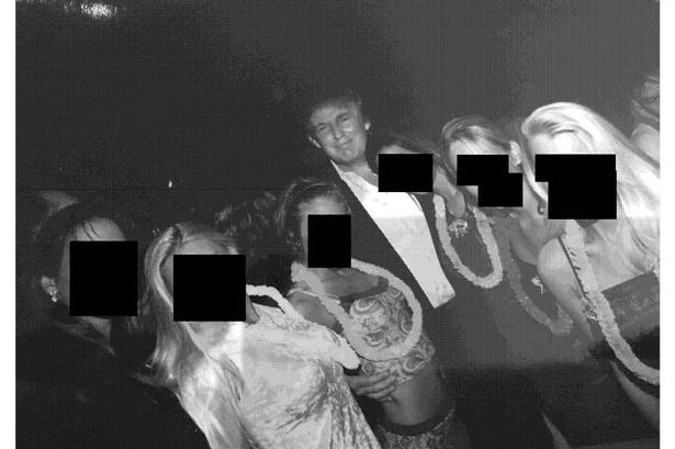 Trump poserer med en gruppe kvinder. Kvindernes ansigter er anonymiseret af demokraterne i Repræsentanternes Hus' tilsynsudvalg. Foto: House Oversight Committee Democr