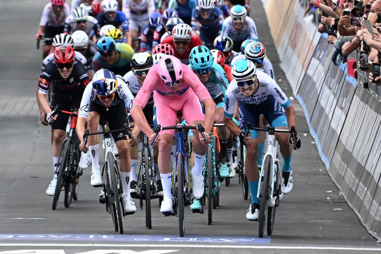 Mads Pedersen havde stor succes i både Giro d'Italia og Vuelta a España tidligere i år - her kommer han først over stregen i den lyserøde førertrøje på femte etape af Giroen.  Foto: Jennifer Lorenzini/Ritzau Scanpix