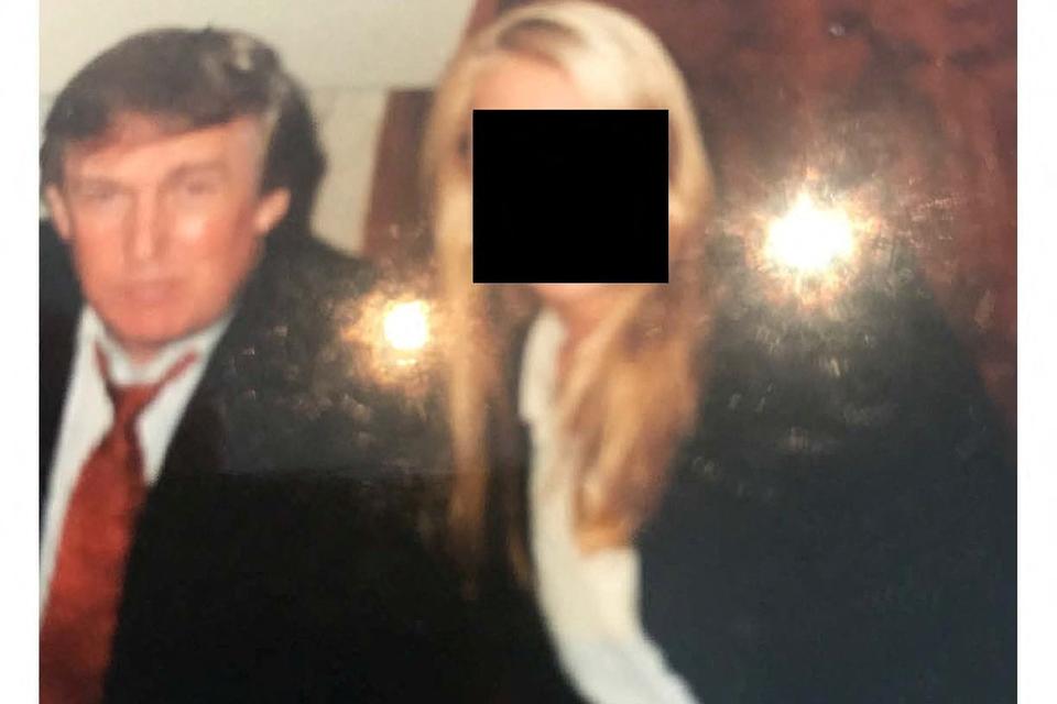 USA's præsident, Donald Trump, ses her i selskab med en anonymiseret kvinde på et billede frigivet af demokraterne i Repræsentanternes Hus' tilsynsudvalg, der står for undersøgelsen af den afdøde sexforbryderen Jeffrey Epstein. Billedet er frigivet af boet efter Epstein. Det er ikke angivet, hvor eller hvornår billedet er taget. Foto: House Oversight Committee Democr/Ritzau Scanpix