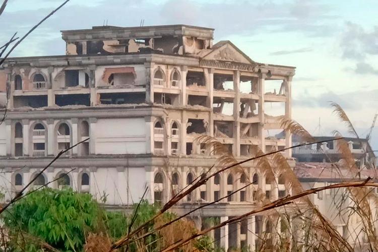 Dette foto offentliggjort af det cambodianske nyhedsbureau AKP viser omfattende skader fra et Kasino i Pursat-provinsen som følge af et thailandsk luftangreb. Foto: Handout/Ritzau Scanpix