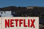 Ved at installere en VPN på sin computer kan man for eksempel angive sin geografiske placering til at være Hollywood og dermed tilgå den amerikanske udgave af Netflix, hvor der ligger andet indhold end i den danske udgave. Foto: Daniel Cole/Ritzau Scanpix