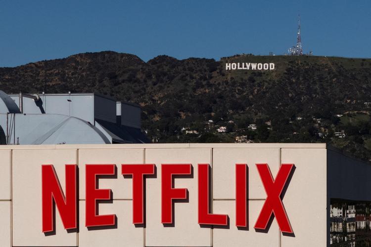Ved at installere en VPN på sin computer kan man for eksempel angive sin geografiske placering til at være Hollywood og dermed tilgå den amerikanske udgave af Netflix, hvor der ligger andet indhold end i den danske udgave. Foto: Daniel Cole/Ritzau Scanpix