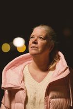 Anne Kaaring har store psykiske problemer og har været i ressourceforløb i 12 år og modtaget det, der hedder ressourceforløbsydelse. Nu nedlægges ordningen, og derfor risikerer hun at komme på kontanthjælp – men fordi hendes mands indtægt er større end dobbelt kontanthjælp, vil hun ikke være berettiget til at få kontanthjælp og kan risikere at stå uden nogen form for ydelse. »Så vil vores liv gå i opløsning«, siger hun.  Foto: Miriam Dalsgaard