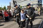 Det var i juni 2024, at to betjente måtte bære den svenske klimaaktivist Greta Thunberg væk fra en demonstration i Finland, efter at hun havde nægtet at adlyde politiets ordrer. Foto: Mikko Stig/Ritzau Scanpix