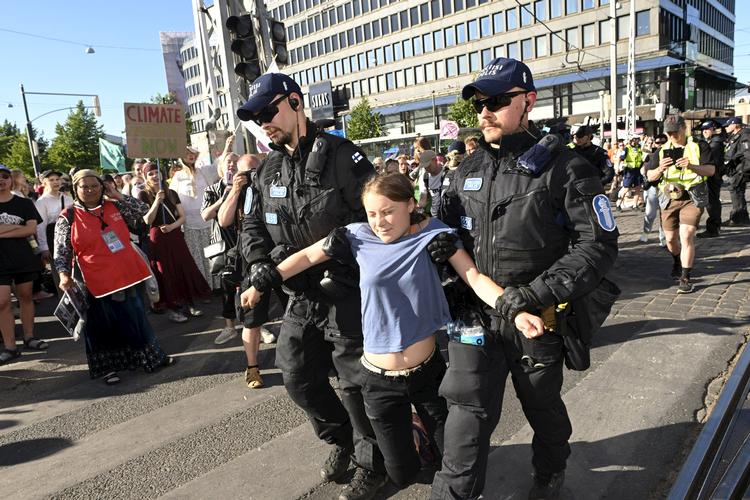 Det var i juni 2024, at to betjente måtte bære den svenske klimaaktivist Greta Thunberg væk fra en demonstration i Finland, efter at hun havde nægtet at adlyde politiets ordrer. Foto: Mikko Stig/Ritzau Scanpix
