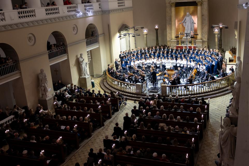 Traditionen tro var Københavns Domkirke udsolgt. På første række lyttede kong Frederik med, for Københavns Drengekor hedder også Det Kongelige Kantori. Foto: Vikki Søholm