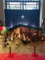 En fransk domstol har afgjort, at det krænker princippet om sekularisme – adskillelse mellem kirke og stat – når der er opstillet julekrybbe på rådhuset. Alligevel er der julekrybbe på rådhuset i Asnières-sur-Seine. Den lokale senator vil klage over brud på sekularisme. Foto: Tine Kirkensgaard Hansen