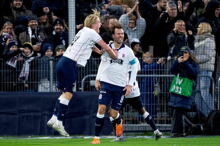 AGFs Patrick Mortensen har scoret til 1-0 og fejrer det med Tobias Bech. Foto: Bo Amstrup/Ritzau Scanpix