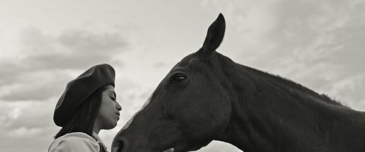 Guada Gonza er en hestepige på en lidt mere vild måde end den gennemsnitlige danske variant. Foto: Camera Film. 