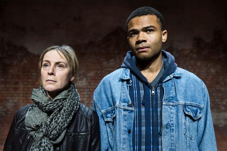 Stærke skuespilpræstationer fra Iben Hjejle som den fyrede socialrådgiver og Alexander Bryld Obaze som hendes halvvoksne stedsøn. Foto: Maria Albrechtsen Mortensen