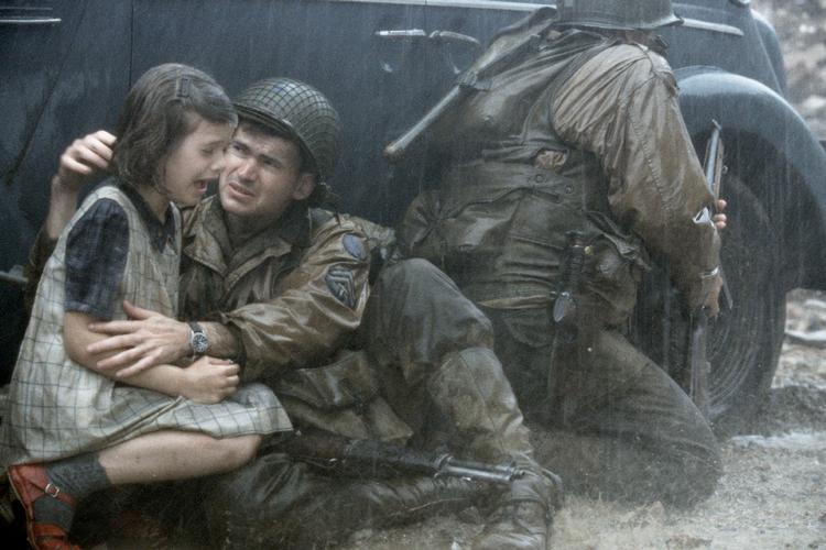 'Saving Private Ryan' fra 1998 handler om kampen for at finde og redde en enkelt soldat under Anden Verdenskrig. Den er også en uhyggeligt realistisk skildring af kamphandlingerne under krigen. Foto: Ho/Ritzau Scanpix