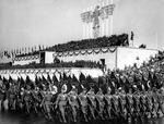 Ved Rigspartidagene i 1935 marcherer flagbærere forbi tribunen på Zeppelinfeld, hvorfra Adolf Hitler selv kunne overvåge paraden sammen med andre topnazister. Foto: archiv für Zeitgeschichte/a/Ritzau Scanpix