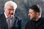 To præsidenter i alvorlig samtale. Den ukrainske præsident, Volodymyr Zelenskyj, var søndag og mandag i Berlin for at mødes med Trumps fredsforhandlere og senere europæiske ledere, herunder statsminister Mette Frederiksen. Her tager den tyske præsident Frank-Walter Steinmeier (tv.) imod sin ukrainske kollega.  Foto: Fabrizio Bensch/Ritzau Scanpix