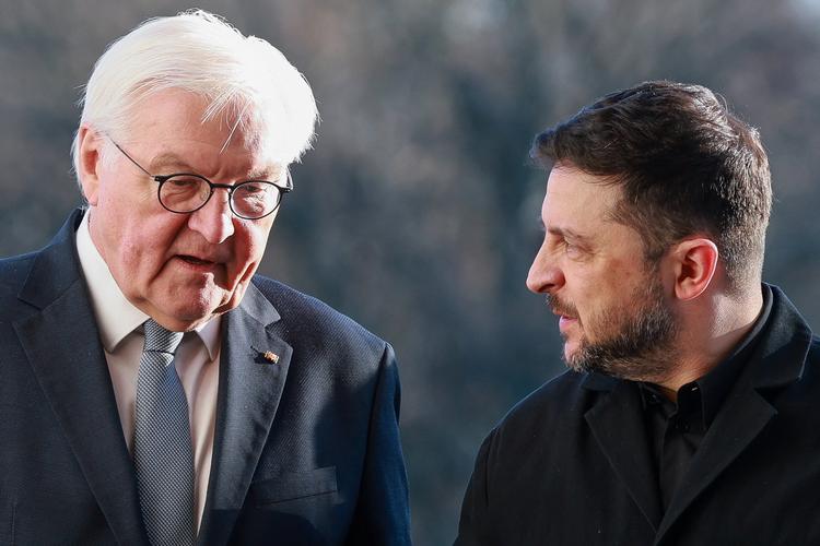 To præsidenter i alvorlig samtale. Den ukrainske præsident, Volodymyr Zelenskyj, var søndag og mandag i Berlin for at mødes med Trumps fredsforhandlere og senere europæiske ledere, herunder statsminister Mette Frederiksen. Her tager den tyske præsident Frank-Walter Steinmeier (tv.) imod sin ukrainske kollega.  Foto: Fabrizio Bensch/Ritzau Scanpix
