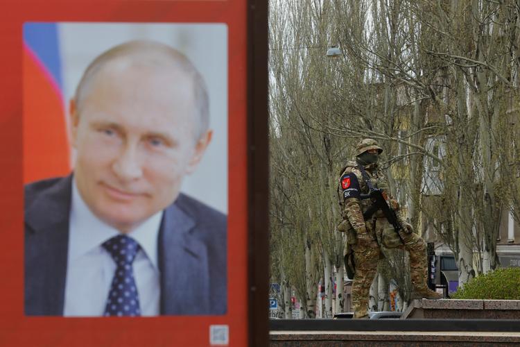 En russisk soldat holder vagt i den besatte ukrainske by Donetsk.  Foto: Alexander Ermochenko/Ritzau Scanpix