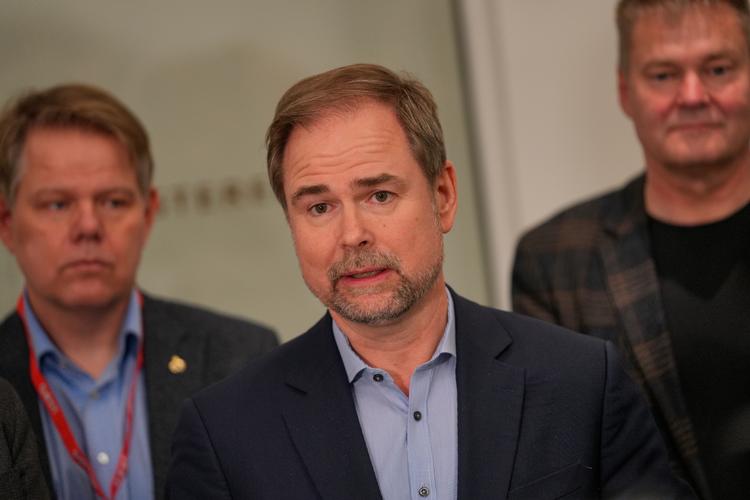 Finansminister Nicolai Wammen (S) indledte forhandlingerne om nye overenskomster for statsligt ansatte med et krav om, at de mange statsansatte skal holde igen med lønstigningerne, så der kan komme en ekstraordinær lønstigning til soldaterne. Foto: Emil Helms/Ritzau Scanpix