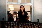 María Corina Machado viste sig natten til torsdag på balkonen fra sit værelse på Grand Hotel i Oslo, efter at hun onsdag var blevet tildelt Nobels Fredspris uden selv at være til stede. Foto: Odd Andersen/Ritzau Scanpix