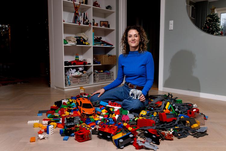 Der var egentlig helt ryddeligt, da Politiken besøgte Christina Sander. Hun sagde ja til, at fotografen kunne hælde to kasser Lego ud på gulvet. Hvis han lovede selv at rydde op.  Foto: Jacob Ehrbahn