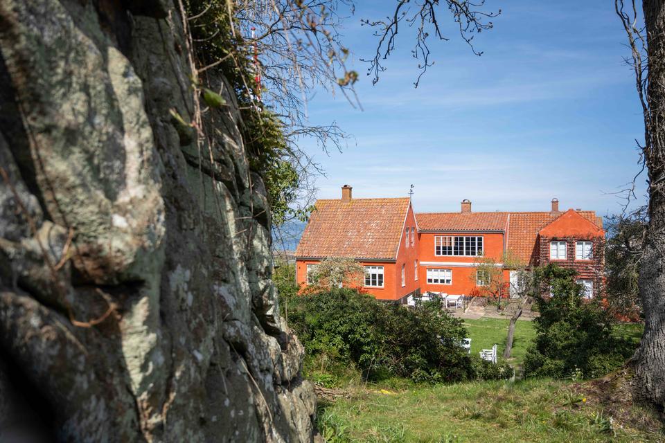Udsigten fra klipperne til Norresân, huset, der i dag rummer Oluf Høst Museet og dannede rammerne om Oluf og Hedvig Høsts liv, siden de overtog huset i 1929.  Foto: Anders Beier