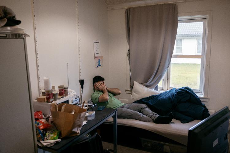 Dalir Baktash bor på et meget lille værelse, hvor gardinet næsten altid er trukket for. Det kan han bedst lide. Her roder, og han ved godt, at han burde rydde op. Men han har svært ved at komme i gang. Foto: Loui Pedersen
