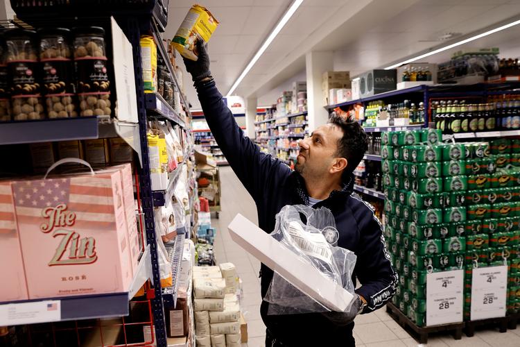 Tarek Alomar fik job i Rema 1000 efter to års IGU-forløb i butikken. Han flygtede fra Syrien i 2015, hvor han havde læst jura.   Arkivfoto: Jens Dresling