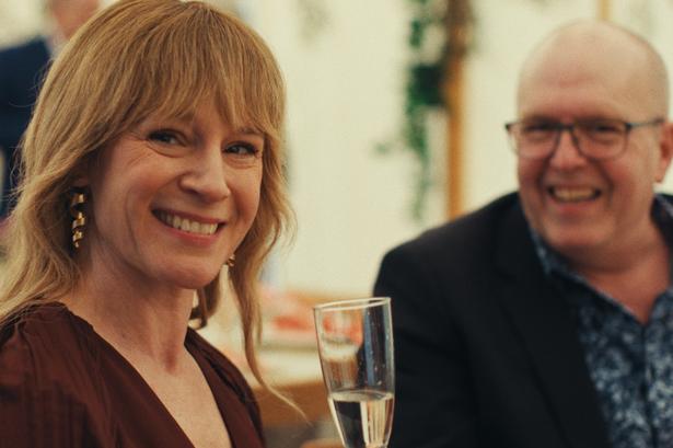 Iben Hjejle spiller storesøsteren Eva, der er arkitekt og udadtil har tjek på det hele, men verden er godt i gang med at smuldre faretruende i serien 'Den gode stemning', som er vedkommende, smuk og aldeles spændende. Foto: Laust Trier Mørk