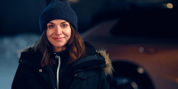 Ida Elise Broch er atter dødhamrende charmerende i rollen som sygeplejersken Johanne. I tredje sæson af den norske romcom-serie 'Hjem til Jul' skattes omsorgsarbejdet lige så højt som romantikken.  Foto: Netflix