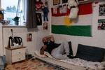 Yasin er 38 år og foragter Iran, hvor han er flygtet fra. Han har det kurdiske flag hængende på sit værelse, som også er pyntet med kristne symboler. Som mange andre kurdiske iranere er han konverteret til kristendommen.  Foto: Loui Pedersen