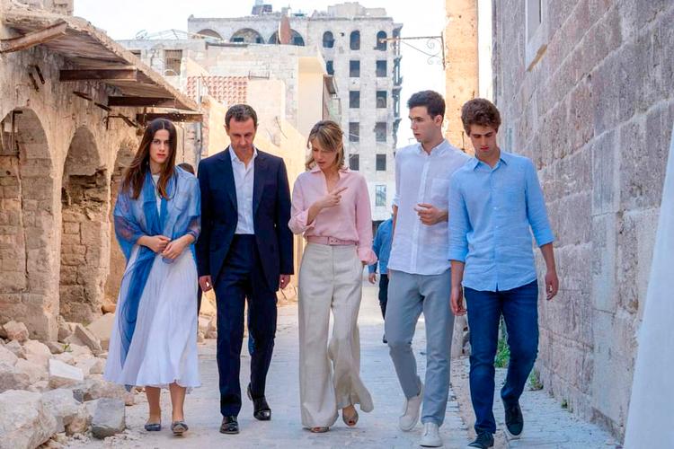 Familien Assad før, den var nødt til at stikke af til Moskva – datteren Zein, diktatoren Bashar al-Assad, hustruen Asma, sønnen Hafez, opkaldt efter familiens første diktator, og sønnen Karim. Faderen er isoleret i Moskva, udelukket fra at rejse og udelukket fra at tale til medierne.  Pr-foto:  -