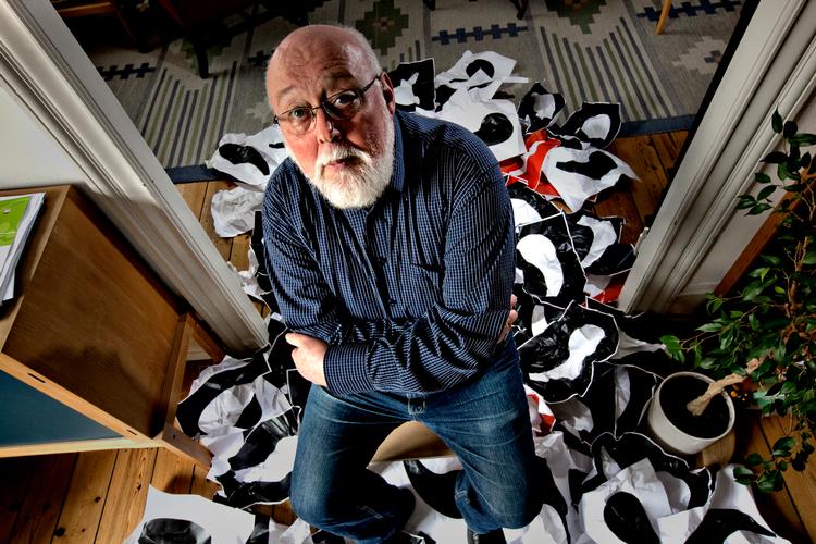 Professor emeritus Henrik Galberg Jacobsen er en eftertænksom mand. Her er han fotograferet, da han for 15 år siden betroede Politiken, at han havde fortrudt sin opfindelse af 'det nye komma'. Foto: Per Folkver