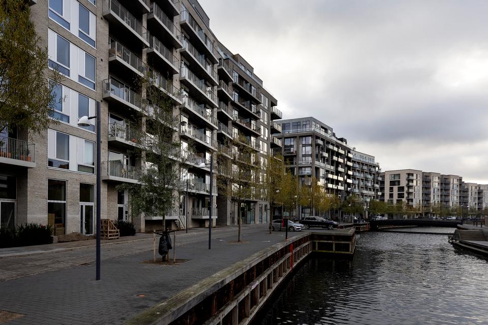 Engholmene er anlagt som en kanalby på seks boligøer i Københavns Sydhavn. Foreløbig bor der 2.000 i bydelen, og om få år forventer man, at 5.000 har slået sig ned i nybyggeriet. Foto: Finn Frandsen