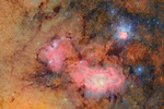 Her er et af de første billeder, som teleskopet Vera C. Rubin Observatory har taget, som leverer et helt nyt syn på to gamle venner: Trifid- og Lagunetågerne. Billedet demonstrerer, hvad der gør teleskopet unikt: kombinationen af et ekstremt bredt synsfelt og hastigheden, der gør det muligt at tage mange store billeder på meget kort tid. Ved at kombinere billeder afsløres subtile detaljer i skyerne af gas og støv. Jo flere billeder, der kombineres, jo flere detaljer kan man se. Foto: NSF–DOE Vera C. Rubin Observatory