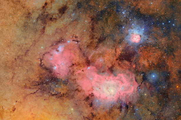 Her er et af de første billeder, som teleskopet Vera C. Rubin Observatory har taget, som leverer et helt nyt syn på to gamle venner: Trifid- og Lagunetågerne. Billedet demonstrerer, hvad der gør teleskopet unikt: kombinationen af et ekstremt bredt synsfelt og hastigheden, der gør det muligt at tage mange store billeder på meget kort tid. Ved at kombinere billeder afsløres subtile detaljer i skyerne af gas og støv. Jo flere billeder, der kombineres, jo flere detaljer kan man se. Foto: NSF–DOE Vera C. Rubin Observatory