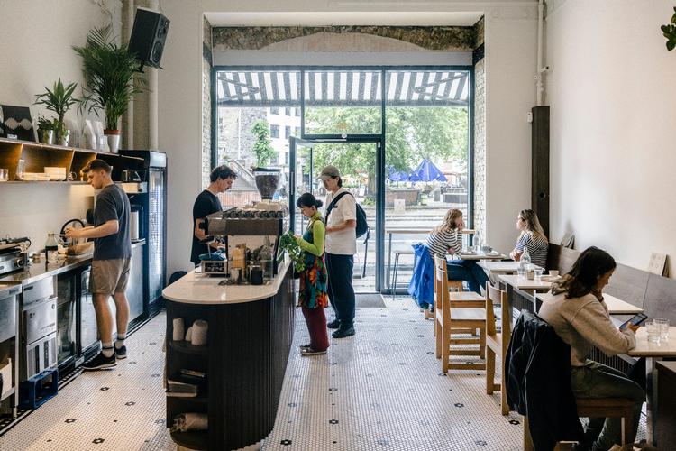Cafeen Orsa på Vesterbrogade i København er nærmest blevet berømt for sin »no fucking laptops«-politik. Foto: Anders Holst Pedersen