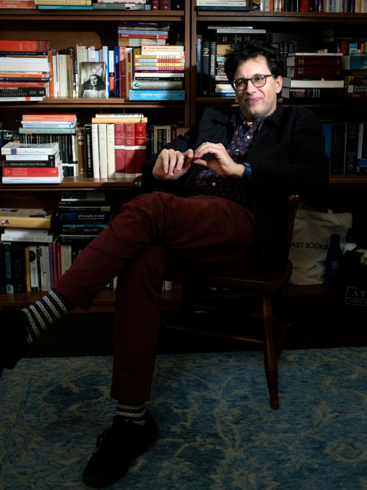 Paul Grimstad underviser på Yale University, hvor han her er fotograferet. Han  optræder både i ’One Battle After Another’ og i ’Marty Supreme’, der begge er med i opløbet om en Oscar. Foto: Luis Manuel Diaz/Ritzau Scanpix