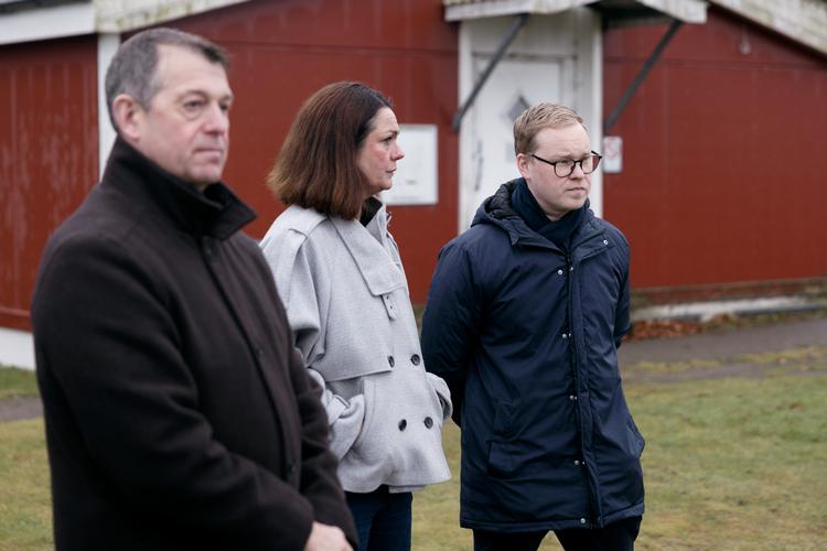 I modsætning til politikerne på Christiansborg vil lokalpolitikerne, uanset partifarve, af med Kærshovedgård eller i hvert fald de rigtig kriminelle. Politiken besøgte udrejsecentret sammen med (fra venstre) borgmester Ib Lauritsen (V), Søs Philipsen (S) og Simon Vangaard (DF). Foto: Loui Pedersen