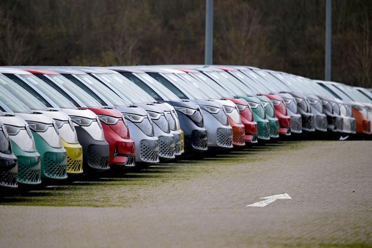 Volkswagens elbil ID. Buzz holder på række. Tyskland er Europas største bilproducent og har ønsket, at loven om et stop for at sælge nye biler med forbrændingsmotorer fra 2035 blev blødet op. Foto: Fabian Bimmer/Ritzau Scanpix