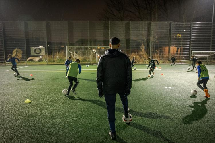 »Efter jeg blev far til mine sønner fra årgang 2015 og 2018, var det naturligt at melde dem ind i Brøndby. Men jeg så meget leg og pjat og faktisk ikke ret meget fodbold«, siger Jamal Bensouda om motivationen for at starte CFA. Foto: Miriam Dalsgaard