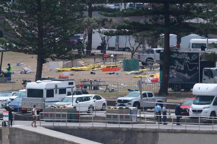 I alt 16 blev dræbt under terrorangrebet på Bondi Beach i Sydney. Flere civile kæmpede imod gerningsmændene.  Foto: David Gray/Ritzau Scanpix