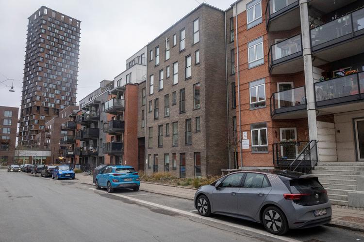 De tidligere homogene røde bygninger har fået nye gennemgående gadeforløb og opdelte facader og trapper til fortovet. Foto: Mads Nissen