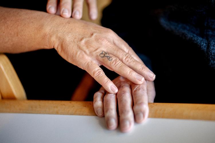  Arbejdet på et plejehjem kan være både følelsesmæssigt og fysisk hårdt. Foto: Mads Claus Rasmussen/Ritzau Scanpix